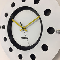 BeoXL - Wandklok wit flens mecanica volledige zwart met wit kleine binnencirkel zwart geel zwart pointer modern dutch design handgemaakt 40 cm