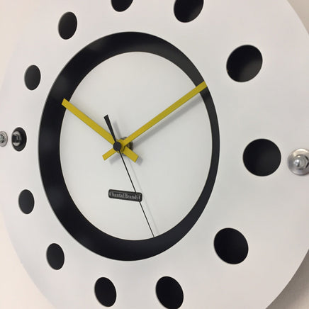 BeoXL - Wandklok wit flens mecanica volledige zwart met wit kleine binnencirkel zwart geel zwart pointer modern dutch design handgemaakt 40 cm