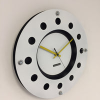 BeoXL - Wandklok wit flens mecanica volledige zwart met wit kleine binnencirkel zwart geel zwart pointer modern dutch design handgemaakt 40 cm