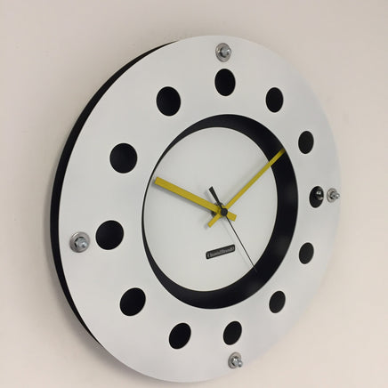 BeoXL - Wandklok wit flens mecanica volledige zwart met wit kleine binnencirkel zwart geel zwart pointer modern dutch design handgemaakt 40 cm