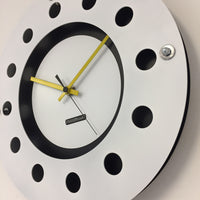 BeoXL - Wandklok wit flens mecanica volledige zwart met wit kleine binnencirkel zwart geel zwart pointer modern dutch design handgemaakt 40 cm