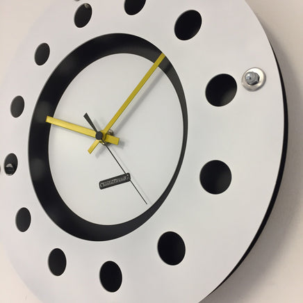BeoXL - Wandklok wit flens mecanica volledige zwart met wit kleine binnencirkel zwart geel zwart pointer modern dutch design handgemaakt 40 cm
