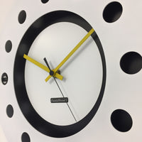 BeoXL - Wandklok wit flens mecanica volledige zwart met wit kleine binnencirkel zwart geel zwart pointer modern dutch design handgemaakt 40 cm
