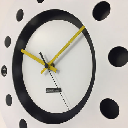 BeoXL - Wandklok wit flens mecanica volledige zwart met wit kleine binnencirkel zwart geel zwart pointer modern dutch design handgemaakt 40 cm