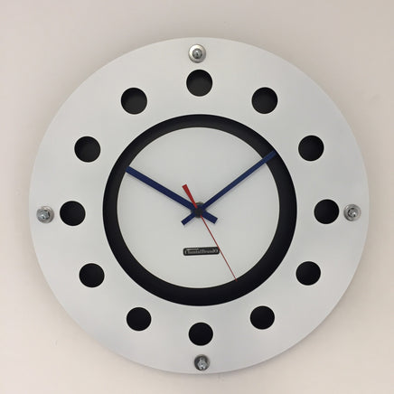 BeoXL - Wandklok witte flens mecanica volledige zwart met wit kleine binnencirkel zwart blauw rood wager modern dutch design handgemaakt 40 cm