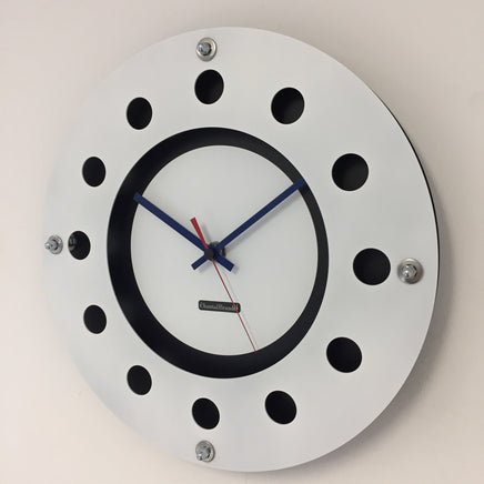 BeoXL - Wandklok witte flens mecanica volledige zwart met wit kleine binnencirkel zwart blauw rood wager modern dutch design handgemaakt 40 cm