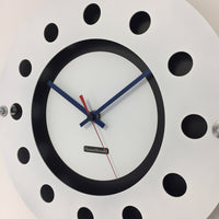BeoXL - Wandklok witte flens mecanica volledige zwart met wit kleine binnencirkel zwart blauw rood wager modern dutch design handgemaakt 40 cm