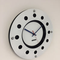 BeoXL - Wandklok witte flens mecanica volledige zwart met wit kleine binnencirkel zwart blauw rood wager modern dutch design handgemaakt 40 cm