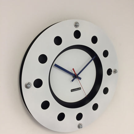 BeoXL - Wandklok witte flens mecanica volledige zwart met wit kleine binnencirkel zwart blauw rood wager modern dutch design handgemaakt 40 cm