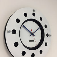BeoXL - Wandklok witte flens mecanica volledige zwart met wit kleine binnencirkel zwart blauw rood wager modern dutch design handgemaakt 40 cm