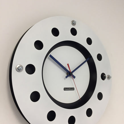 BeoXL - Wandklok witte flens mecanica volledige zwart met wit kleine binnencirkel zwart blauw rood wager modern dutch design handgemaakt 40 cm