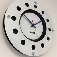 BeoXL - Wandklok witte flens mecanica volledige zwart met wit kleine binnencirkel zwart blauw rood wager modern dutch design handgemaakt 40 cm