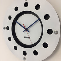 BeoXL - Wandklok witte flens mecanica volledige zwart met wit kleine binnencirkel zwart blauw rood wager modern dutch design handgemaakt 40 cm