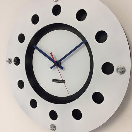 BeoXL - Wandklok witte flens mecanica volledige zwart met wit kleine binnencirkel zwart blauw rood wager modern dutch design handgemaakt 40 cm