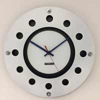BeoXL - Wandklok witte flens mecanica volledige zwart met wit kleine binnencirkel zwart blauw rood wager modern dutch design handgemaakt 40 cm