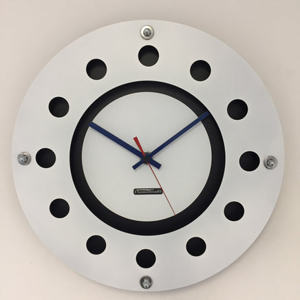 BeoXL - Wandklok witte flens mecanica volledige zwart met wit kleine binnencirkel zwart blauw rood wager modern dutch design handgemaakt 40 cm