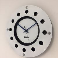 BeoXL - Wandklok wit flens mecanica volledige zwart met wit kleine binnencirkel zwart blauw zwart pointer modern dutch design handgemaakt 40 cm