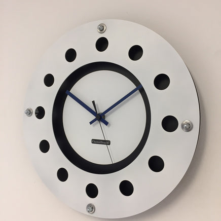 BeoXL - Wandklok wit flens mecanica volledige zwart met wit kleine binnencirkel zwart blauw zwart pointer modern dutch design handgemaakt 40 cm