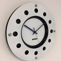 BeoXL - Wandklok wit flens mecanica volledige zwart met wit kleine binnencirkel zwart blauw zwart pointer modern dutch design handgemaakt 40 cm