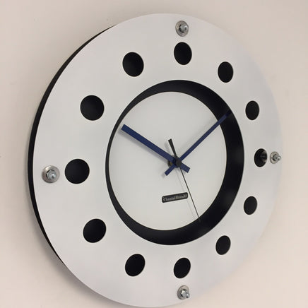 BeoXL - Wandklok wit flens mecanica volledige zwart met wit kleine binnencirkel zwart blauw zwart pointer modern dutch design handgemaakt 40 cm