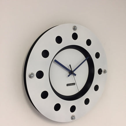 BeoXL - Wandklok wit flens mecanica volledige zwart met wit kleine binnencirkel zwart blauw zwart pointer modern dutch design handgemaakt 40 cm