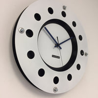 BeoXL - Wandklok wit flens mecanica volledige zwart met wit kleine binnencirkel zwart blauw zwart pointer modern dutch design handgemaakt 40 cm