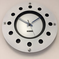 BeoXL - Wandklok wit flens mecanica volledige zwart met wit kleine binnencirkel zwart blauw zwart pointer modern dutch design handgemaakt 40 cm