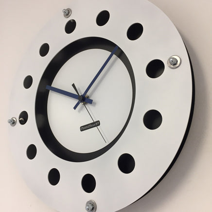 BeoXL - Wandklok wit flens mecanica volledige zwart met wit kleine binnencirkel zwart blauw zwart pointer modern dutch design handgemaakt 40 cm