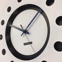 BeoXL - Wandklok wit flens mecanica volledige zwart met wit kleine binnencirkel zwart blauw zwart pointer modern dutch design handgemaakt 40 cm