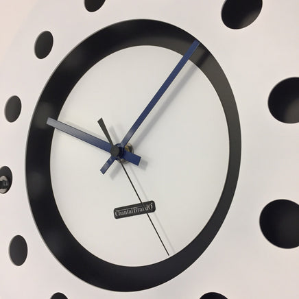 BeoXL - Wandklok wit flens mecanica volledige zwart met wit kleine binnencirkel zwart blauw zwart pointer modern dutch design handgemaakt 40 cm