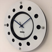 BeoXL - Wandklok wit flens mecanica volledige zwart met wit kleine binnencirkel zwart blauw zwart pointer modern dutch design handgemaakt 40 cm