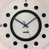 BeoXL - Wandklok wit flens mecanica volledige zwart met wit kleine binnencirkel zwart blauw zwart pointer modern dutch design handgemaakt 40 cm