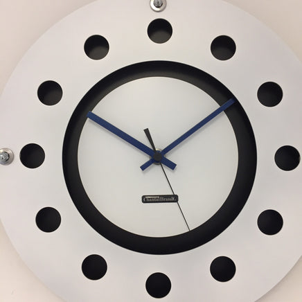 BeoXL - Wandklok wit flens mecanica volledige zwart met wit kleine binnencirkel zwart blauw zwart pointer modern dutch design handgemaakt 40 cm