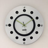 BeoXL - Wandklok wit flens mecanica volledige zwart met wit kleine binnen cirkel zwart lemmon zwart pointer modern dutch design handgemaakt 40 cm