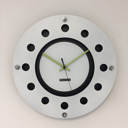 BeoXL - Wandklok wit flens mecanica volledige zwart met wit kleine binnen cirkel zwart lemmon zwart pointer modern dutch design handgemaakt 40 cm