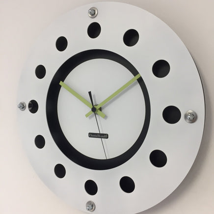 BeoXL - Wandklok wit flens mecanica volledige zwart met wit kleine binnen cirkel zwart lemmon zwart pointer modern dutch design handgemaakt 40 cm