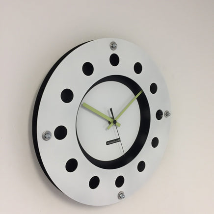 BeoXL - Wandklok wit flens mecanica volledige zwart met wit kleine binnen cirkel zwart lemmon zwart pointer modern dutch design handgemaakt 40 cm