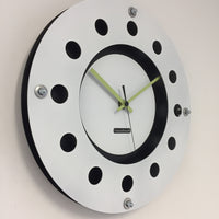 BeoXL - Wandklok wit flens mecanica volledige zwart met wit kleine binnen cirkel zwart lemmon zwart pointer modern dutch design handgemaakt 40 cm