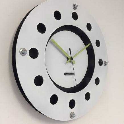 BeoXL - Wandklok wit flens mecanica volledige zwart met wit kleine binnen cirkel zwart lemmon zwart pointer modern dutch design handgemaakt 40 cm