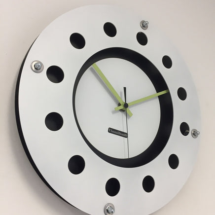 BeoXL - Wandklok wit flens mecanica volledige zwart met wit kleine binnen cirkel zwart lemmon zwart pointer modern dutch design handgemaakt 40 cm