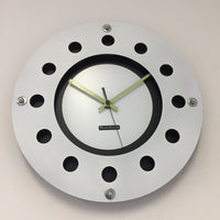 BeoXL - Wandklok wit flens mecanica volledige zwart met wit kleine binnen cirkel zwart lemmon zwart pointer modern dutch design handgemaakt 40 cm