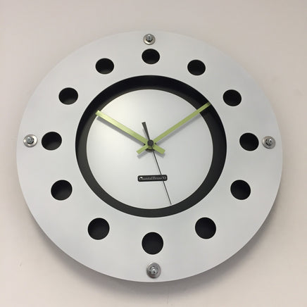 BeoXL - Wandklok wit flens mecanica volledige zwart met wit kleine binnen cirkel zwart lemmon zwart pointer modern dutch design handgemaakt 40 cm