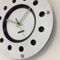 BeoXL - Wandklok wit flens mecanica volledige zwart met wit kleine binnen cirkel zwart lemmon zwart pointer modern dutch design handgemaakt 40 cm