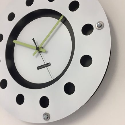 BeoXL - Wandklok wit flens mecanica volledige zwart met wit kleine binnen cirkel zwart lemmon zwart pointer modern dutch design handgemaakt 40 cm