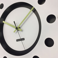 BeoXL - Wandklok wit flens mecanica volledige zwart met wit kleine binnen cirkel zwart lemmon zwart pointer modern dutch design handgemaakt 40 cm