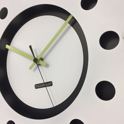 BeoXL - Wandklok wit flens mecanica volledige zwart met wit kleine binnen cirkel zwart lemmon zwart pointer modern dutch design handgemaakt 40 cm