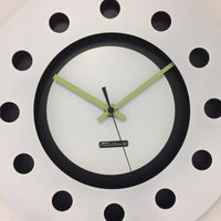 BeoXL - Wandklok wit flens mecanica volledige zwart met wit kleine binnen cirkel zwart lemmon zwart pointer modern dutch design handgemaakt 40 cm