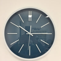 BeoXL - Wandklok White and Blue Modern Design