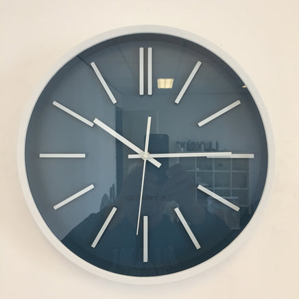 BeoXL - Wandklok White and Blue Modern Design