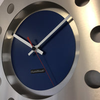 BeoXL - Wandklok mecanica kleine binnencirkel blauw wit rood modern dutch design handgemaakt 40 cm